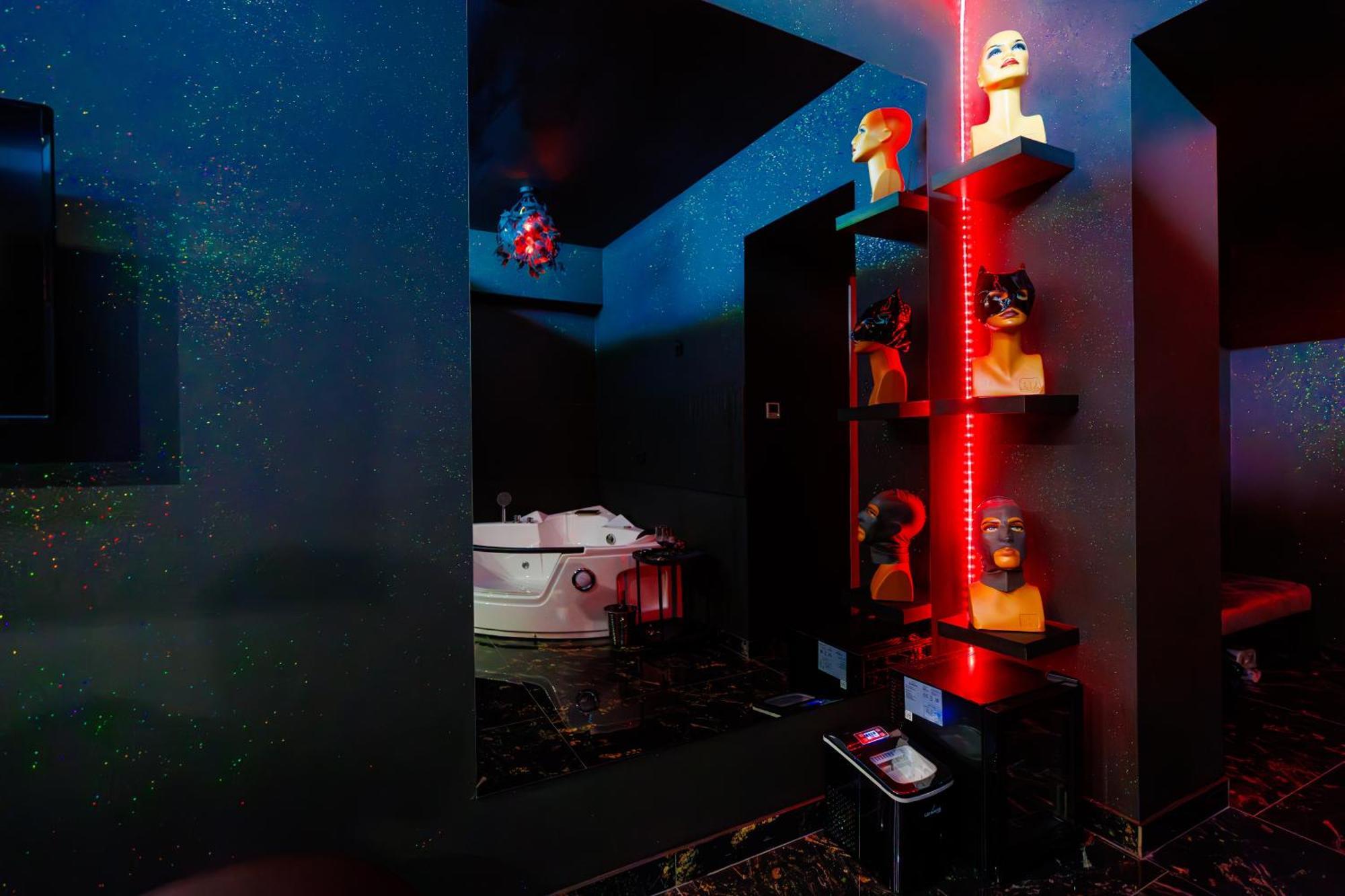 בוקרשט Romeo Nights - Love Rooms - Adults Only מראה חיצוני תמונה