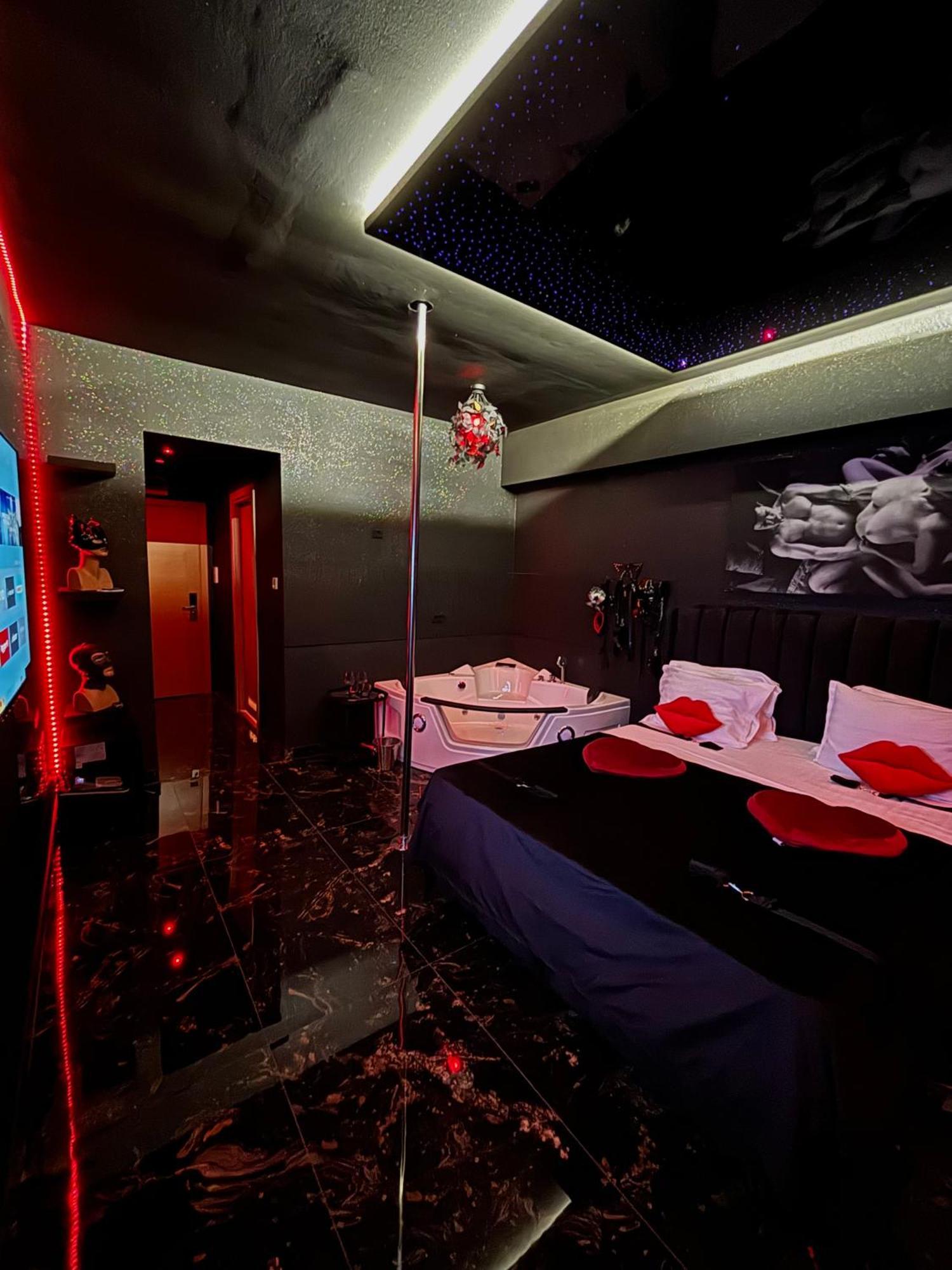בוקרשט Romeo Nights - Love Rooms - Adults Only מראה חיצוני תמונה